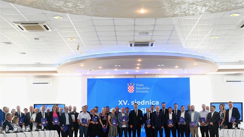 Plenković u Otoku: Tu smo da pomognemo i svinjogojcima i stradalima od nevremena
